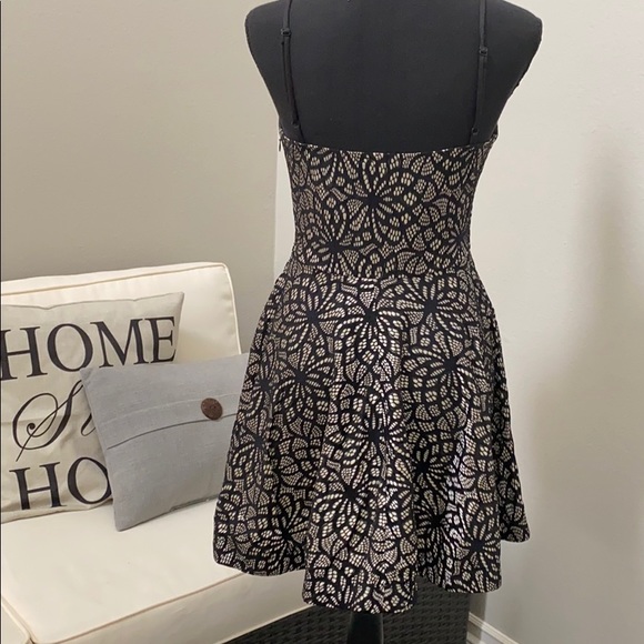 Black and Beige Dress - Plunge Front - Trac - Picture 5 of 16